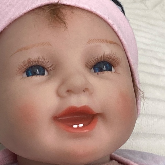 Ashton Drake lifelike baby doll - Shiloh - Picture 5 of 5